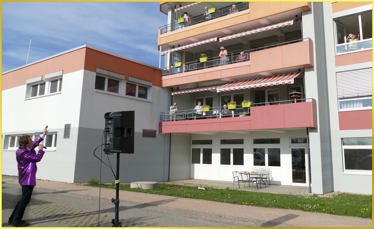 Schatzi singt kontaktfrei f�r Senioren auf den Balkonen.