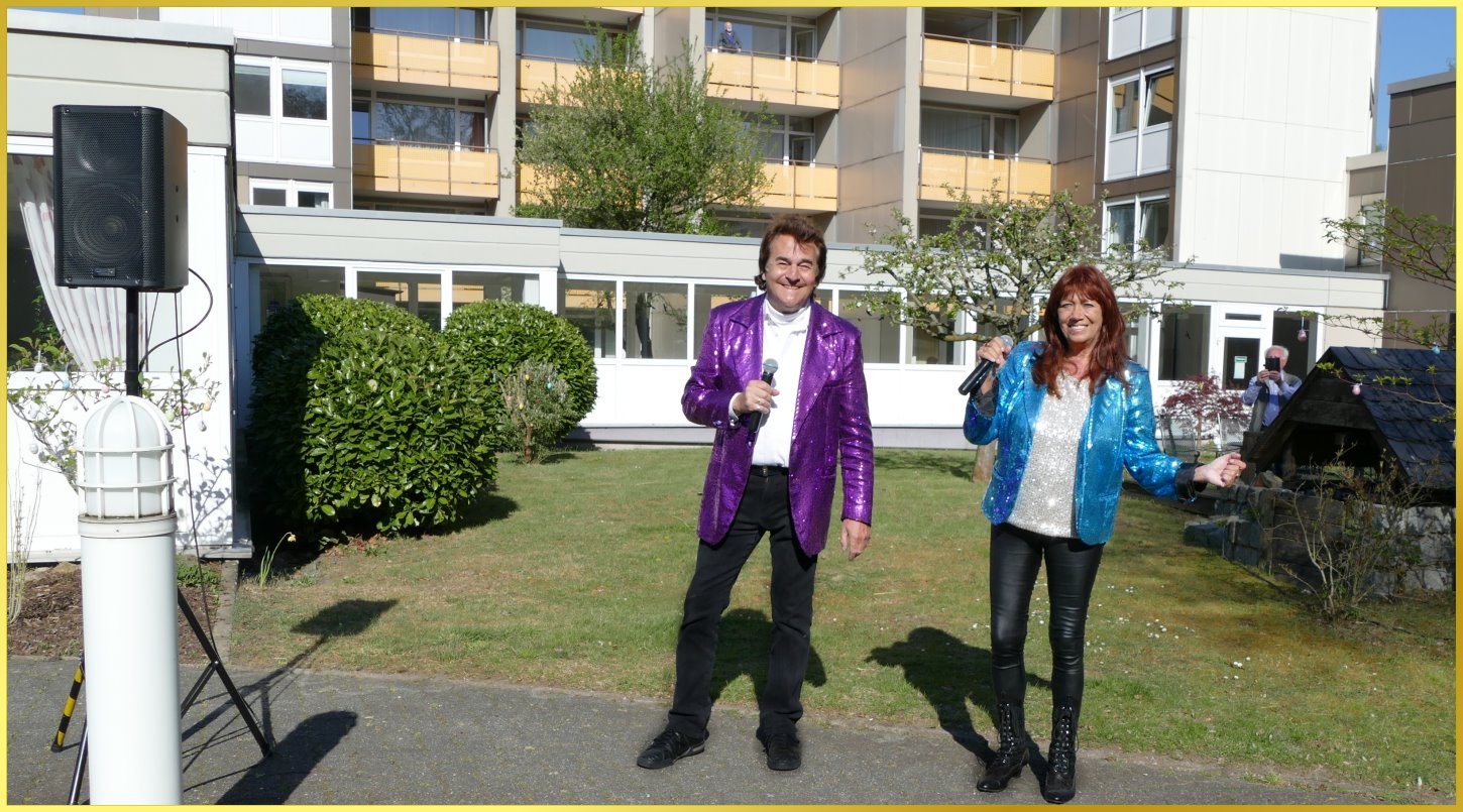 Schatzi & die Schlagerpiratin beim kontaktlosen Auftritt im Garten.