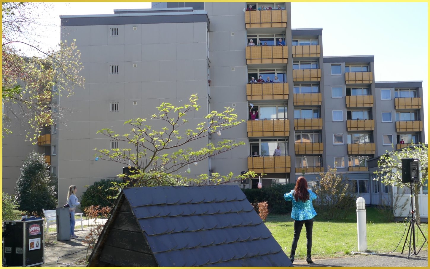 Senioren auf den Balkonen. Schlagerpiratin singt und animiert zum mitmachen.