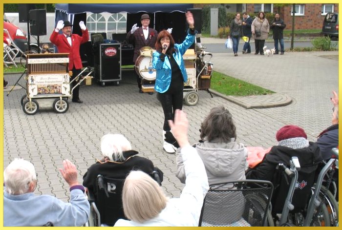 Marina, die Schlager-Piratin mit 2 Drehorgelspielern im Hintergrund.