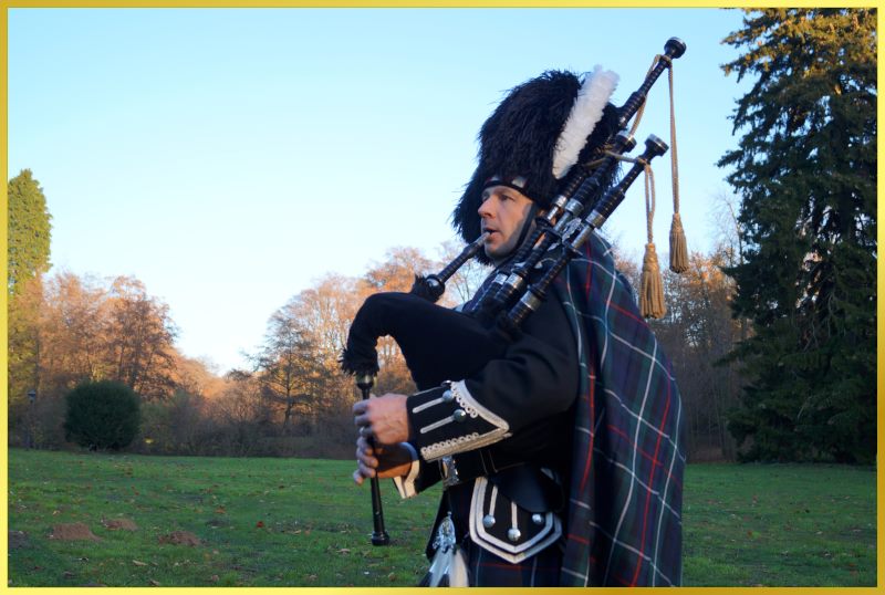 K�lner Dudelsackspieler, Bagpipe Player auf der Wiese