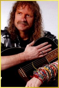 Wolfgang Petry Double, Foto mit Gitarre.